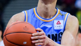 欧博服务通道- 独行侠对阵马刺的揭幕战首发阵容 