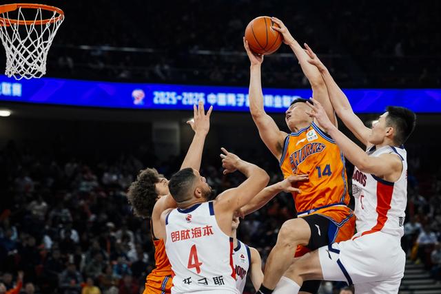  集结日辽宁本钢备战CBA常规赛萨克拉门托国王窗口期完成体检，里程碑夜金州勇士复出首秀瞬间刷屏